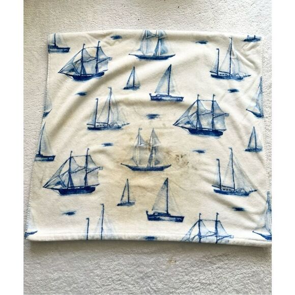 Luxe soft blue and white nautical sail boat beach towel - used - Picture 4 of 8
